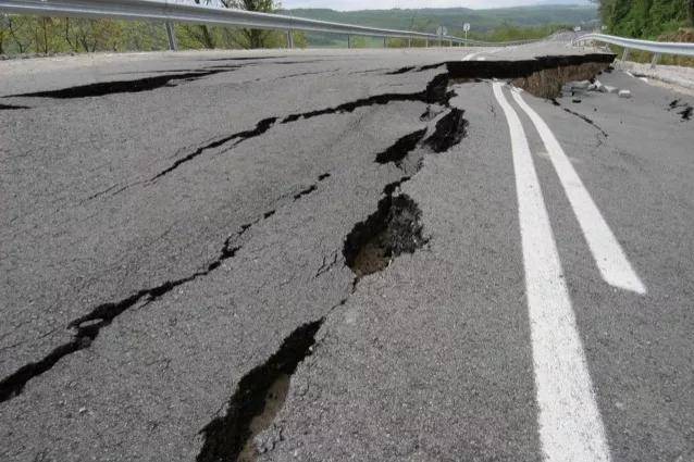 经常跑高速的人都知道高速公路两边的土地非常辽168体育 168体育官网阔但却只能种植绿化带不能种植庄稼为此很多人都有疑惑庄稼也可以起到绿化的作用呀为何非要种树呢？(图15)