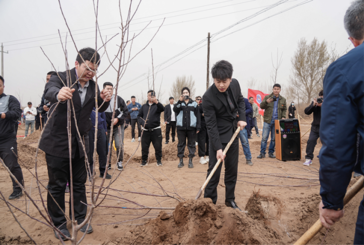 辛巴辛有志出席科尔沁沙地歼灭战大会 认领1000亩沙地绿化助力“三北”工程168体育 168体育官网(图2)