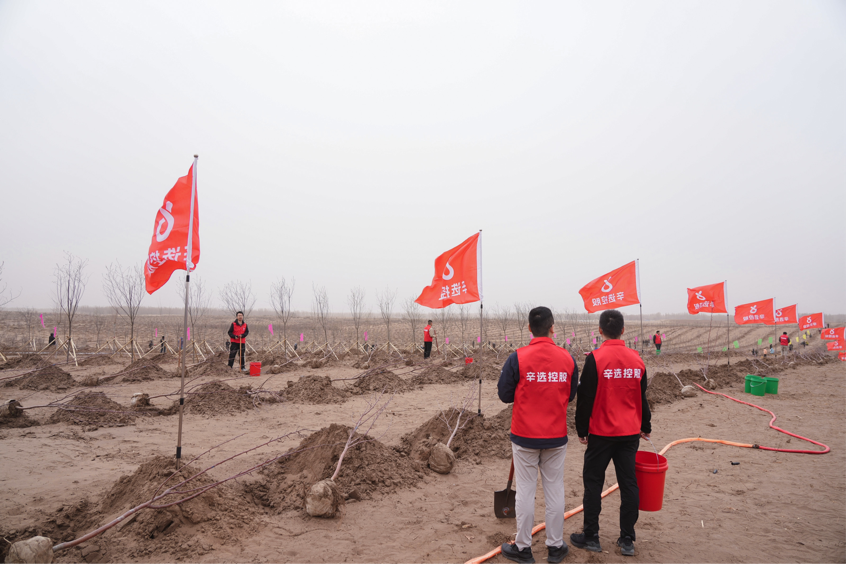 辛巴辛有志出席科尔沁沙地歼灭战大会 认领1000亩沙地绿化助力“三北”工程168体育 168体育官网(图3)