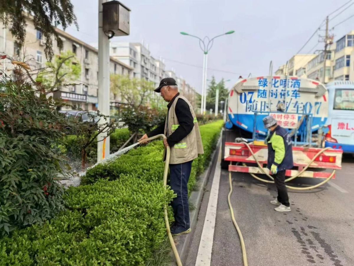 漯河市城管局：抢抓春季黄金期扎实开展园林整地植树补绿！168体育 168体育官网(图3)